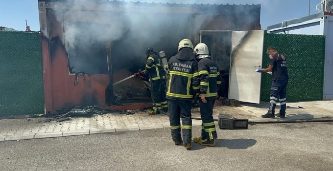 Adıyaman’da, konteynerde meydana gelen yangında dışarıya çıkamayan depremzede, yanarak hayatını kaybetti.