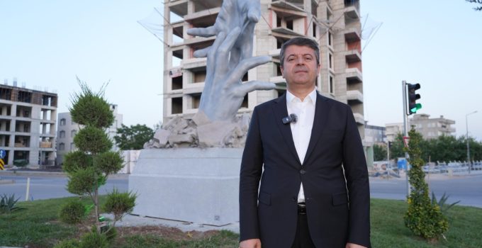 ADIYAMAN’DA ‘DAYANIŞMA ELİ ANITI’ YÜKSELDİ