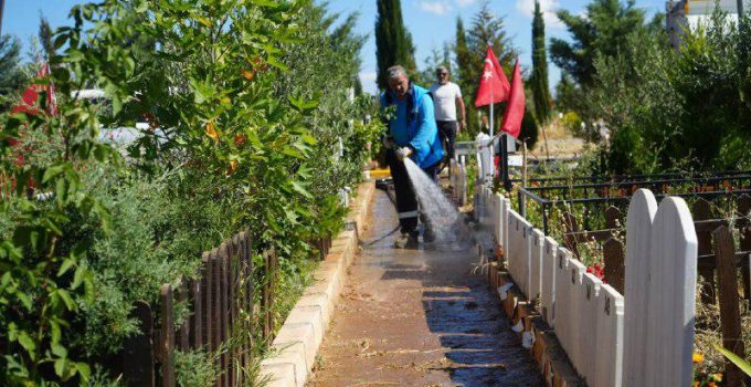 BAYRAM ÖNCESİ MEZARLIKLARDA TEMİZLİK ÇALIŞMASI