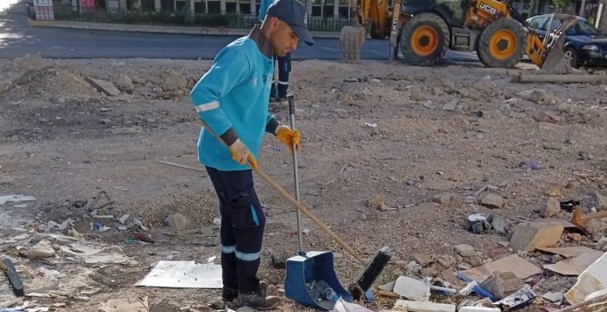 BELEDİYE TEMİZLİYOR, İNŞAAT FİRMALARI KİRLETİYOR: VATANDAŞTAN TEPKİ YAĞIYOR