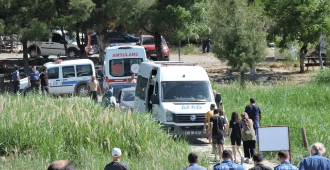 TORUNU BOĞULMASIN DİYE SUYA ATLADI CAN VERDİ!