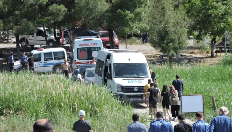 TORUNU BOĞULMASIN DİYE SUYA ATLADI CAN VERDİ!