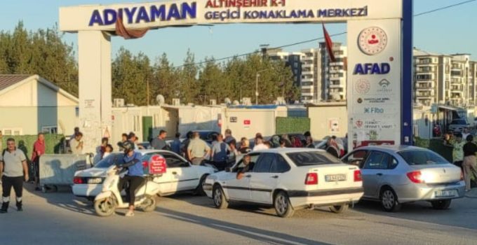 KONTEYNER KENT’TE SU İSYANI ÇÖP KONTEYNERLERİYLE YOL KAPATTILAR