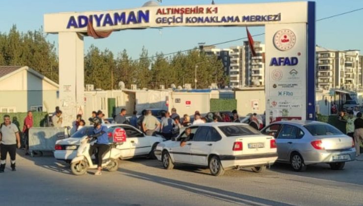KONTEYNER KENT’TE SU İSYANI ÇÖP KONTEYNERLERİYLE YOL KAPATTILAR