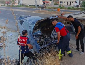 Devrilen otomobil sürücüsü ağır yaralandı