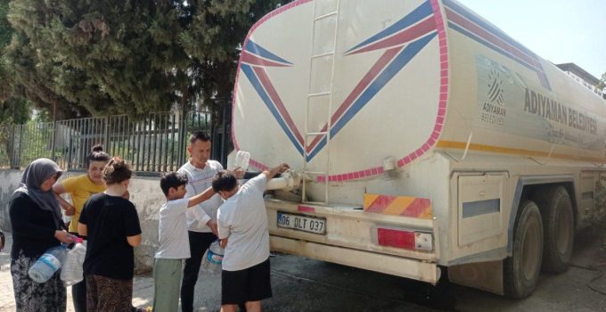 Adıyaman Belediyesi’nden Mahallelere Su Dağıtım Desteği