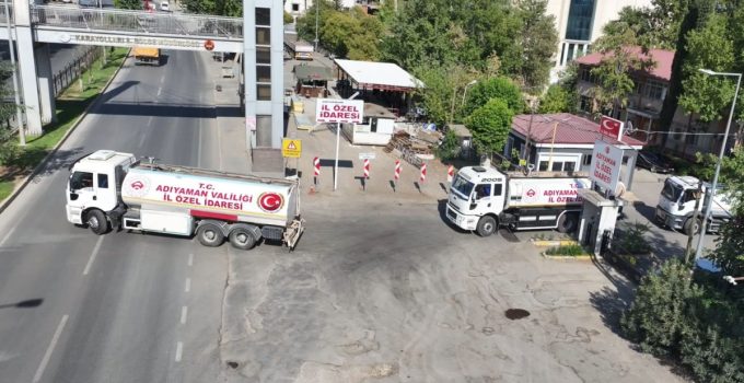 VALİ VAROL’UN” TALİMATIYLA KENT MERKEZİNDE SULAMA ÇALIŞMALARI BAŞLATILDI”