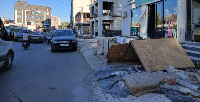 İNŞAAT ÇALIŞMALARINDA HEM KALDIRIM HEM YOL İŞGAL EDİLİYOR