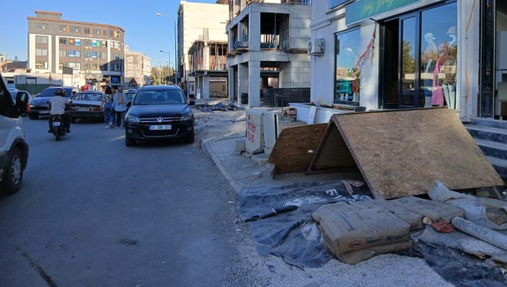 İNŞAAT ÇALIŞMALARINDA HEM KALDIRIM HEM YOL İŞGAL EDİLİYOR