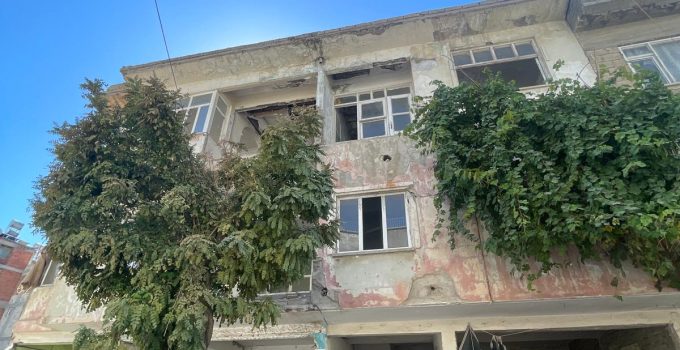 Yıkılmayan Metruk Bina Tehlike Saçıyor