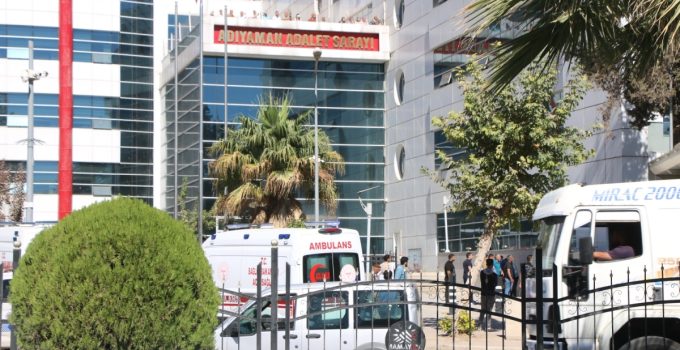 Adıyaman Adliyesi önünde sopalı ve bıçaklı kavga: 30 yaralı