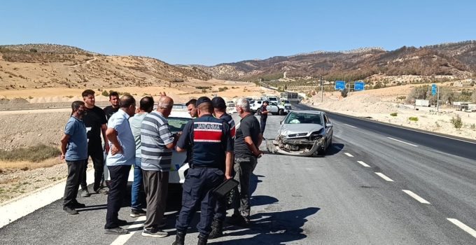 ADIYAMAN’DA İKİ OTOMOBİL ÇARPIŞTI: 5 KİŞİ YARALANDI