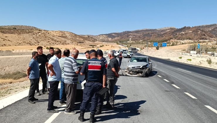 ADIYAMAN’DA İKİ OTOMOBİL ÇARPIŞTI: 5 KİŞİ YARALANDI
