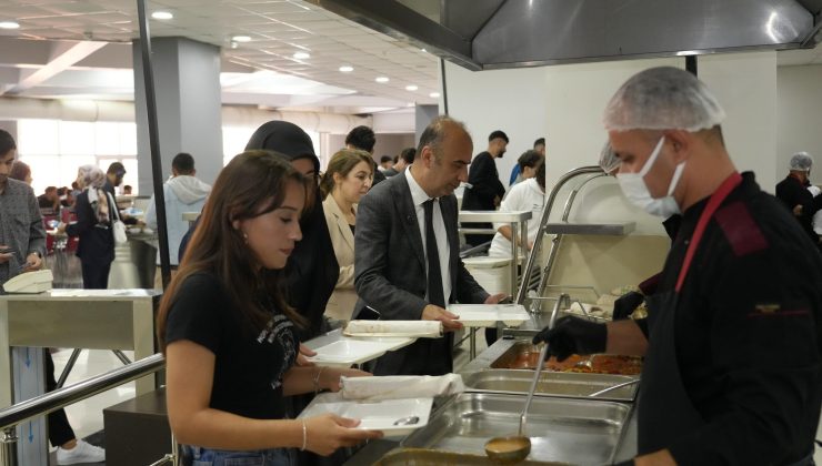 REKTÖR KELEŞ  ÖĞRENCİLERLE YEMEK YEDİ TALEPLERİNİ  DİNLEDİ