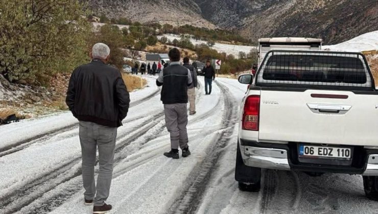 Gerger’de buz tutan yolda sürücüler zor anlar yaşadı