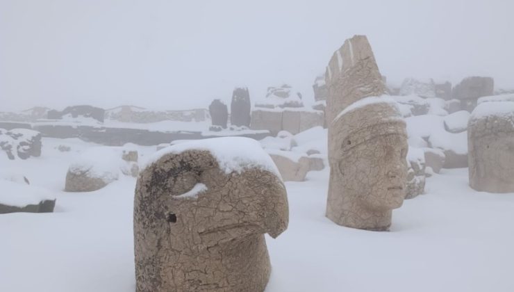 Nemrut Dağı beyaza büründü, heykeller kartpostallık görüntüler oluşturdu