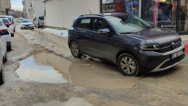 Adıyaman’da kar yağışı sonrası çukurlu ve çamurlu yollar vatandaşa zor anlar yaşatıyor